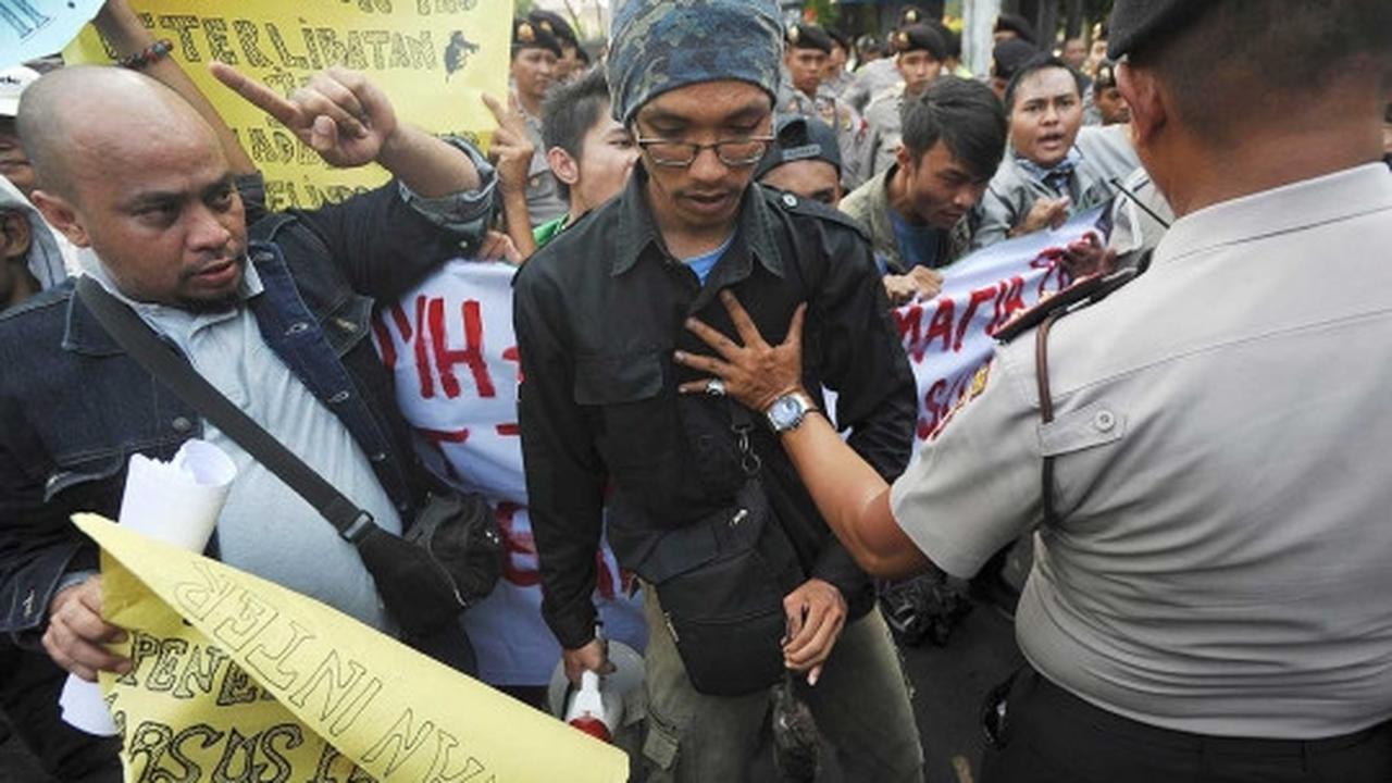 Gelar aksi demo Wapres JK, massa bawa bangkai tikus