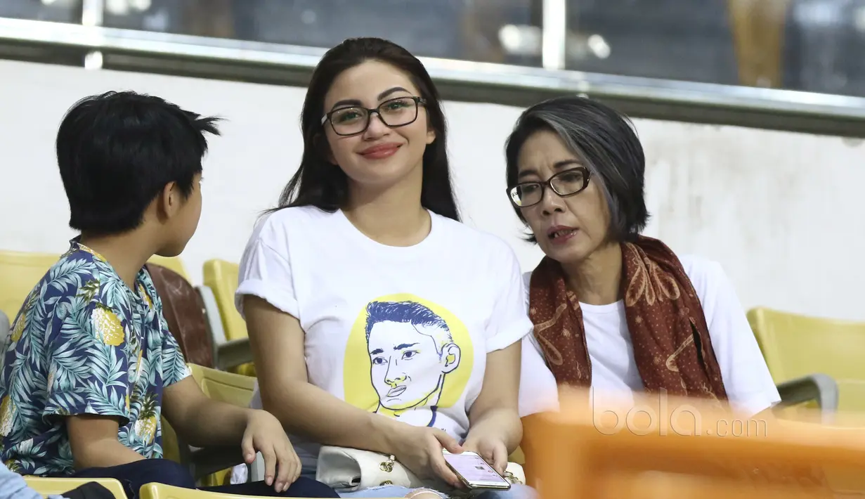 Ariel Tatum dan keluarga Ryuji Utomo saat berada di tribun VIP menyaksikan laga Persija Jakarta melawan Sriwijaya FC di Stadion Wibawa Mukti, Cikarang, Jumat (16/6/2017). (Bola.com/Nicklas Hanoatubun)