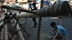 Jelang HUT RI ke-69, penjualan pohon pinang untuk perlombaan panjang pinang mulai marak dijual di kawasan Manggarai, Jakarta, Kamis (7/8/14). (Liputan6.com/Johan Tallo)