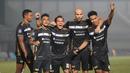 Para pemain Dewa United merayakan gol yang dicetak oleh Egy Maulana Vikri ke gawang Persita Tangerang pada laga BRI Liga 1 di Stadion Indomilk Arena, Tangerang, Kamis (27/3/2024). (Bola.com/M Iqbal Ichsan)