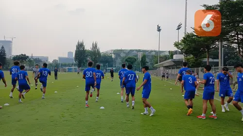 Skuad Timnas Filipina U-23 berlatih di Lapangan A, Komplek Stadion Utama Gelora Bung Karno, Jakarta, Kamis (17/7/2025). (Bola.com/Hery Kurniawan).