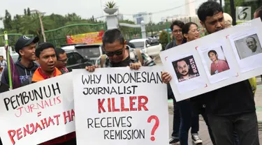 Sejumlah jurnalis dari berbagai organisasi dan media berunjuk rasa di Taman Pandang depan Istana Negara, Jakarta, Jumat (25/1). Mereka meminta Presiden Jokowi mencabut remisi yang diberikan kepada I Nyoman Susrama. (Liputan6.com/Helmi Fithriansyah)