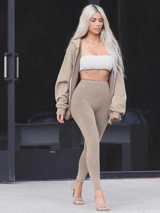 "Aku menghabiskan sebagian besar waktuku di rumah. Jadi, sudah pasti aku mengerti perasaan mereka," jelas Kim. (instagram/kimkardashian)