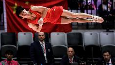 Pesenam China, Mingqi Huang melakukan lompatan pada nomor meja lompat saat babak kualifikasi Kejuaraan Dunia Gimnastik 2025 di Indonesia Arena, Senayan, Jakarta, Senin (20/10/2025). (Bola.com/Bagaskara Lazuardi)