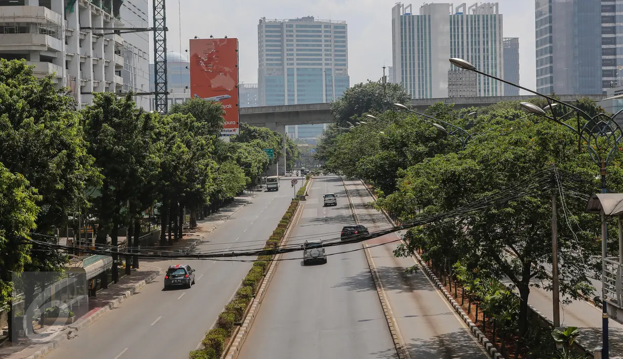 Kendaraan melintasi jalan protokol di kawasan Kuningan, Jakarta, Kamis (16/7/2015). H-1 jelang Lebaran, situasi Ibukota Jakarta sudah sepi ditinggal warganya yang mudik ke kampung halaman. (Liputan6.com/Faizal Fanani)