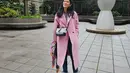 Ide gaya liburan yang manis dari Dian Sastro mengenakan stripes t-shirt dan celana jeans. Penampilannya semakin manis dengan long coat berwarna pink. [Foto: Instagram/therealdisastr]