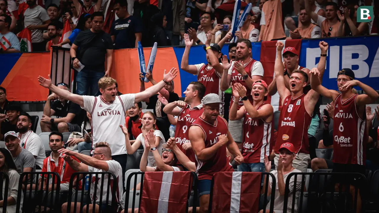 Foto: Pernak-pernik Unik Suporter Latvia pada Laga Perdana Piala Dunia FIBA 2023 di Indonesia