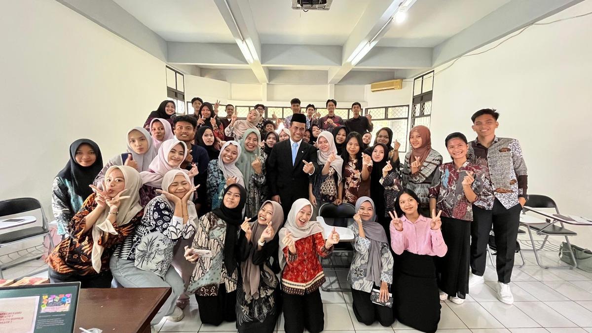 Mentan Andi Amran Sulaiman memberikan orasi ilmiah dalam Upacara Rapat Senat Terbuka Dies Natalis ke-69 Unhas.