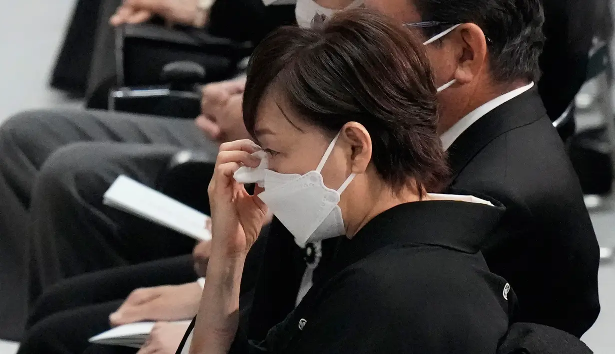 <p>Akie Abe, istri mantan Perdana Menteri Jepang Shinzo Abe, menyeka air mata saat pemakaman kenegaraan suaminya di Nippon Budokan, Tokyo, Jepang, Selasa (27/9/2022). Mantan Perdana Menteri Jepang itu tewas setelah ditembak oleh seorang pria ketika sedang berpidato dalam sebuah acara kampanye di Nara, Jepang, 8 Juli 2022 lalu. (AP Photo/Eugene Hoshiko via Pool)</p>