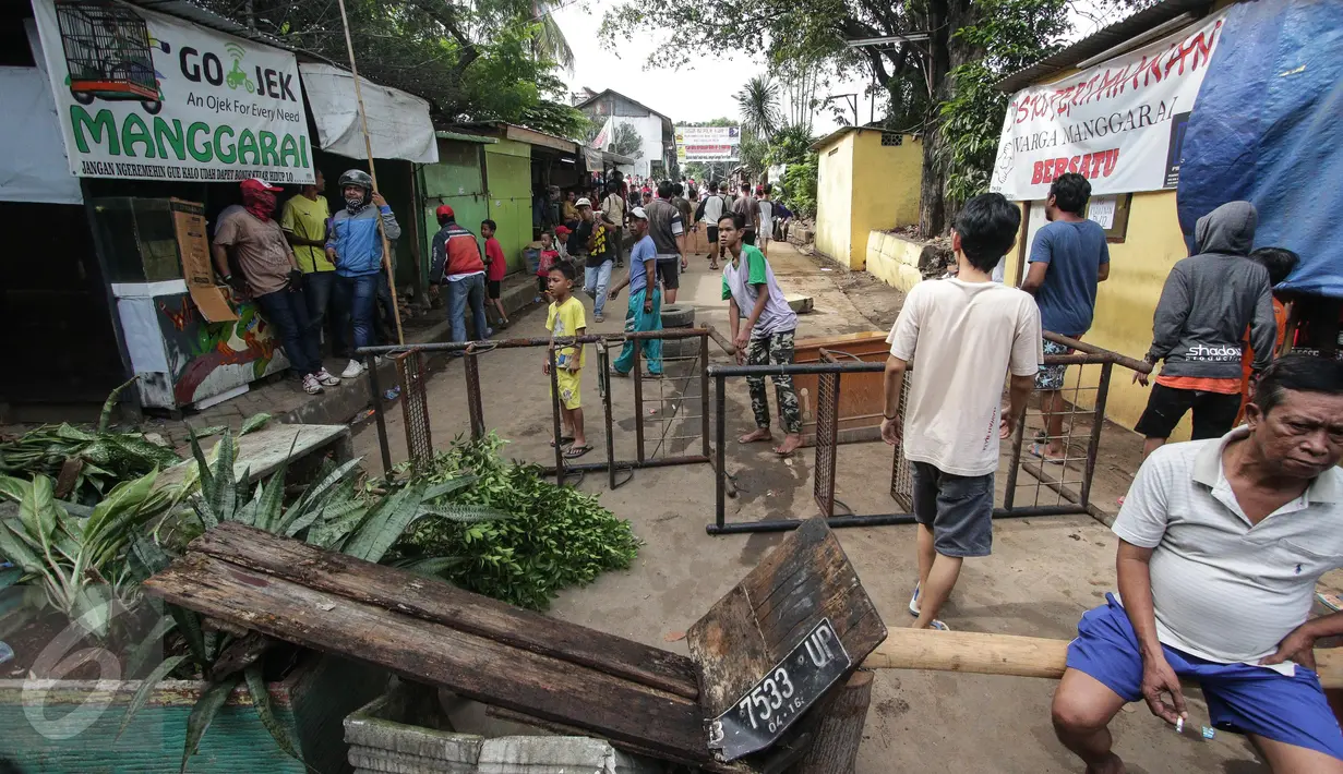 Puluhan warga manggarai memblokir Jalan Saharjo 1 yang mengarah ke RW 12 Manggarai, Jakarta, Rabu (26/4). Warga juga memasang spanduk berbagai macam penolakan yang isi bertuliskan, penegasan tanah tersebut milik mereka. (Liputan6.com/Faizal Fanani)