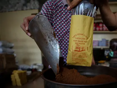 Pekerja tengah menyiapkan kopi di Toko Sedap Djaja, Jatinegara, Jakarta Timur, Minggu (5/1/2025). (Liputan6.com/Angga Yuniar)