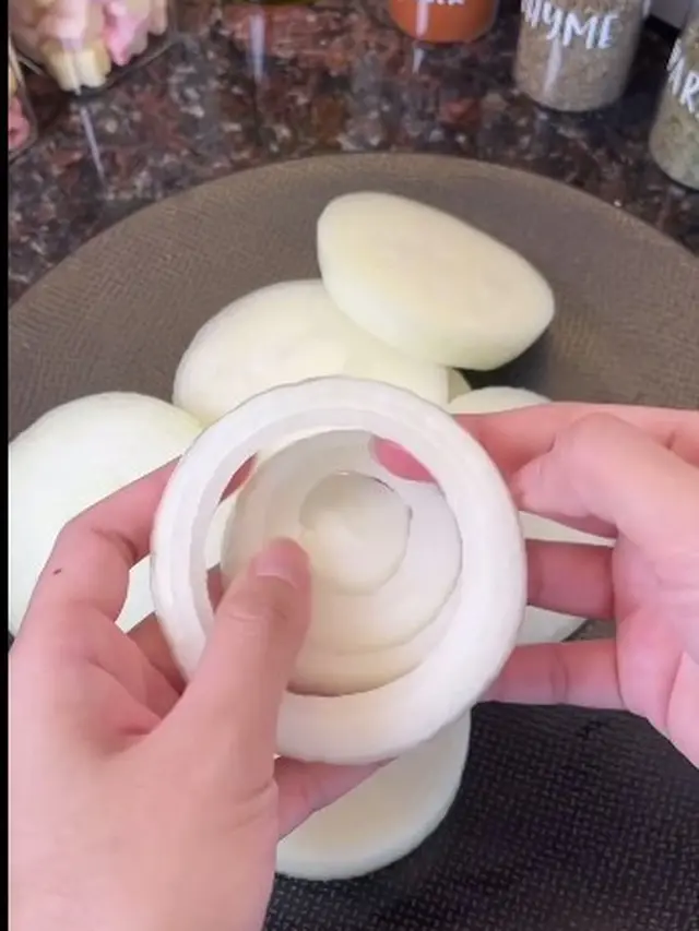 Hanya dengan 1 Bahan Minuman, Begini Cara Goreng Onion Ring Agar Renyah dan Awet