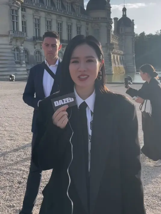 <p>Bahkan ketika wawancara dengan berbagai media, Son Ye Jin dengan mudah berkomunikasi dalam dua bahasa, yaitu bahasa Korea dan Inggris. (Foto: Instagram/ dazedkorea)</p>