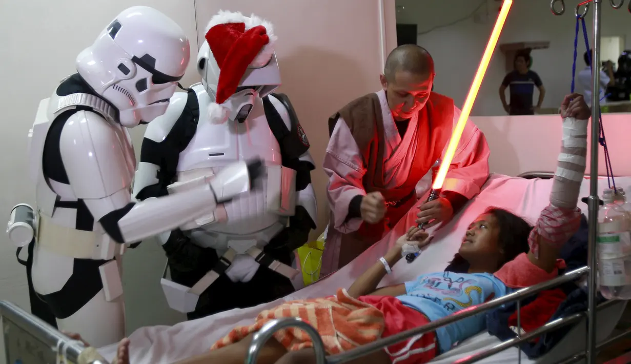 Sejumlah orang berpakaian karakter Star Wars menghibur pasien yang dirawat disalah satu rumah sakit yang berada di Manila, Filipina, (6/12). Ini merupakan kegiatan amal yang dibuat oleh Organisasi 501 Legiun. (REUTERS/Romeo Ranoco)