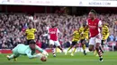Penjaga gawang Watford, Ben Foster berusaha menangkap bola dari kejaran penyerang Arsenal, Pierre-Emerick Aubameyang pada pertandingan lanjutan Liga Inggris di Stadion Emirates, London, Minggu (17/11/2021). Arsenal menang tipis atas Watford 1-0. (John Walton/PA via AP)