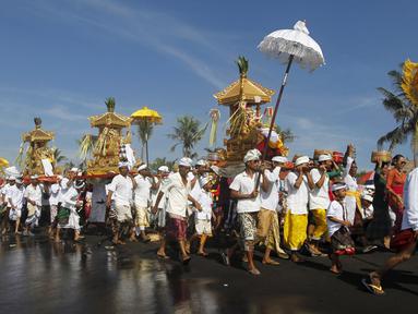 Umat Hindu menggelar acara Melasti di Gianyar, Bali, Minggu (6/3/2016). Melasti adalah sebuah upacara menjelang perayaan Hari Raya Nyepi. (Reuters/ Roni Bintang) 