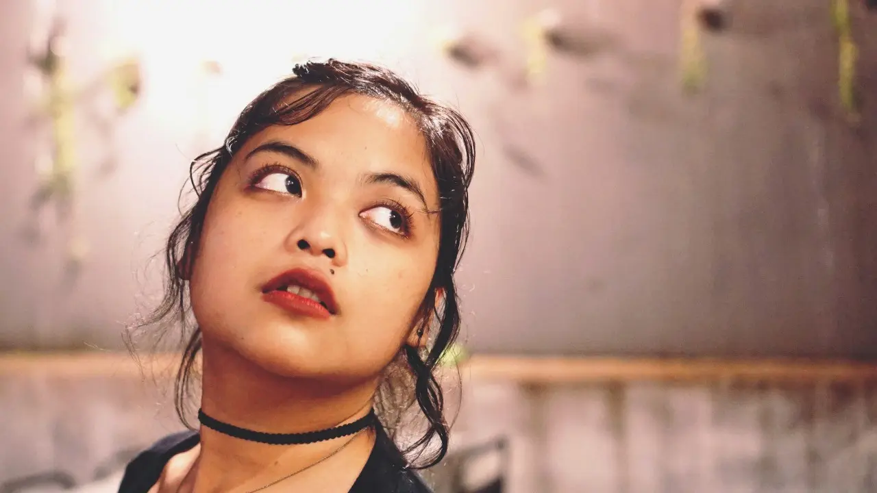 Musisi muda asal Yogyakarta, Nora Lily, merayakan putus cinta dengan membuat sebuah single bertajuk Hasew.