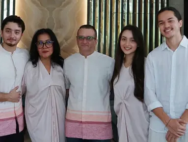 Datang ke rumah Bryan Domani di hari Lebaran, Mawar de Jongh cantik dengan baju tunik dipadukan dengan celana warna putih. Wajahnya dipoles natural dan rambutnya ditata simpel dengan disanggul. Sementara Jeremie Moeremans simpel dengan busana serba putih dan tak lupa mengikat rambut gondrongnya agar terlihat lebih rapi ketika bertemu keluarga kekasih. (Liputan6.com/IG/@megandomani1410)