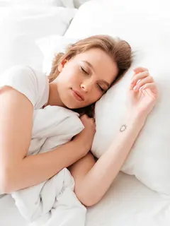 Tidur yang cukup dan berkualitas sangat penting untuk mendukung kesehatan secara optimal. (Foto/dok: Freepik/drobotdean)