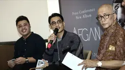 Penyanyi Afgan (tengah) memberi keterangan saat launching album terbaru yang berjudul Dekade di Jakarta, Rabu (28/2). Afgan mempersembahkan album kelimanya, Dekade, sebagai hadiah untuk para fansnya Afganisme. (Liputan6.com/Faizal Fanani)