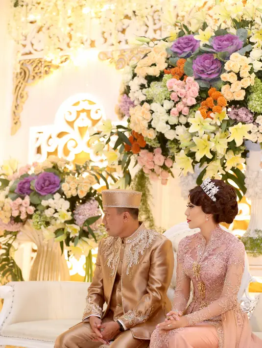 Agung Budi Maryoto yang merupakan lulusan Akademi Kepolisian  (Akpol) pada 1987 berhasil mencuri hati presenter cantik Winny Charita yang lahir di Jember 31 Mei 1985 dan lulusan alumni SMA 1 Jember dan Universitas Airlangga. (Andy Masela/Bintang.com)