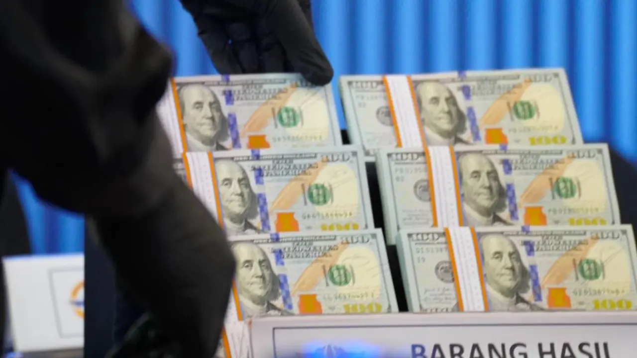 Bea Cukai Soekarno-Hatta menggagalkan upaya pembawaan uang tunai senilai 350.000 dolar Amerika Serikat (AS) atau sekitar Rp 6,3 miliar yang dibawa seorang warga negara asing (WNA) tanpa deklarasi dan izin resmi. (Istimewa)
