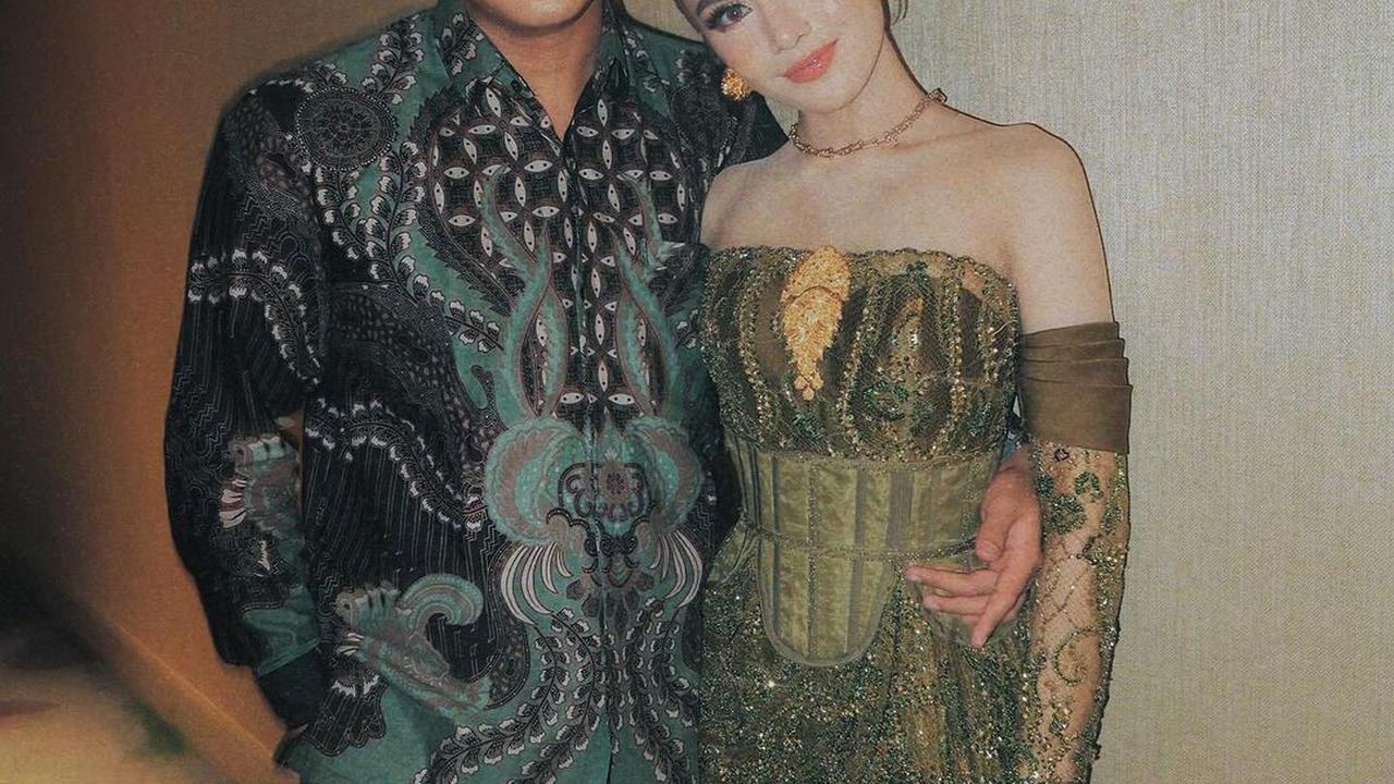 8 Outfit Couple ke Kondangan ala Artis, dari El Rumi-Syifa Hadju hingga Al Ghazali-Alyssa Daguise