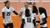 Selebrasi para pemain Timnas voli putri Indonesia setelah mencetak angka saat menghadapi India pada laga klasifikasi peringkat 5-8 AVC Challenge Cup 2024 di Rizal Memorial Coliseum, Manila, Filipina, Selasa (28/5/2024). Indonesia kalah 1-3 (16-25, 32-30, 20-25 dan 24-26). (Asian Volleyball Confederation)