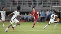 Pemain Timnas Indonesia U-20, Hokky Caraka menendang bola ke gawang Timnas Timor Leste U-20 dalam laga pertama Grup F Kualifikasi Piala Asia U-20 2023 di Stadion Gelora Bung Tomo, Surabaya (14/9/2022). (Bola.com/Ikhwan Yanuar)