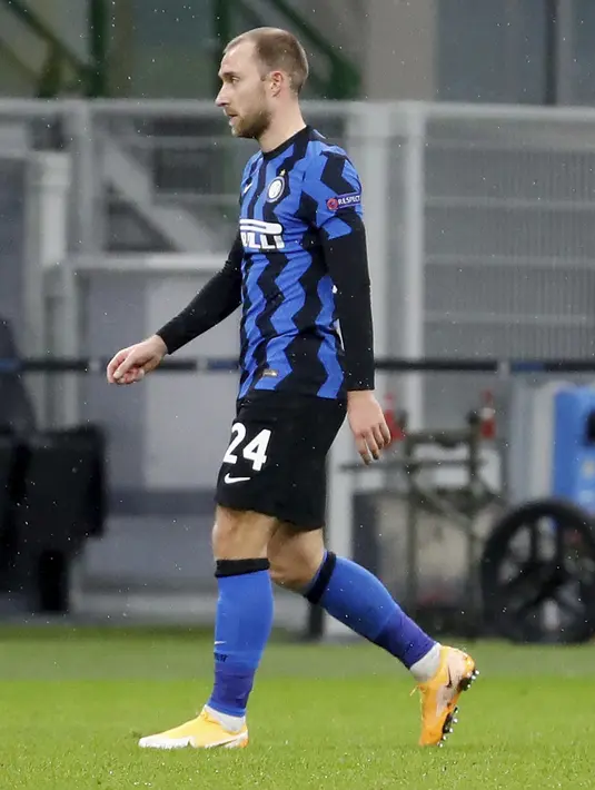 Gelandang Inter Milan, Christian Eriksen meninggalkan lapangan usai bertanding melawan Shakhtar Donetsk dalam laga lanjutan Grup B Liga Champions di stadion San Siro di Milan, Italia, Kamis (10/12/2020). Hasil ini membuat Inter gagal ke 16 Besar dan tidak lolos juga ke Liga Europa. (AP Photo/Antonio