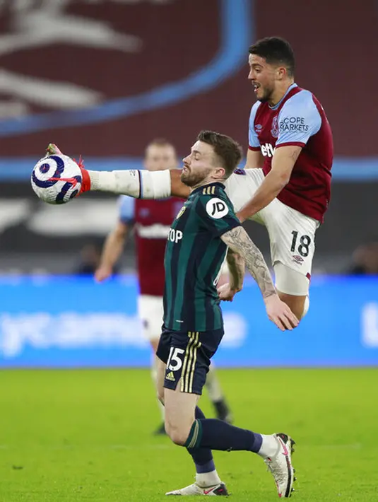 Pemain West Ham United Pablo Fornals (kanan) memperebutkan bola dengan pemain Leeds United Stuart Dallas pada pertandingan Liga Inggris di Stadion London, London, Inggris, Senin (8/3/2021). West Ham United menang 2-0. (Ian Walton, Pool)