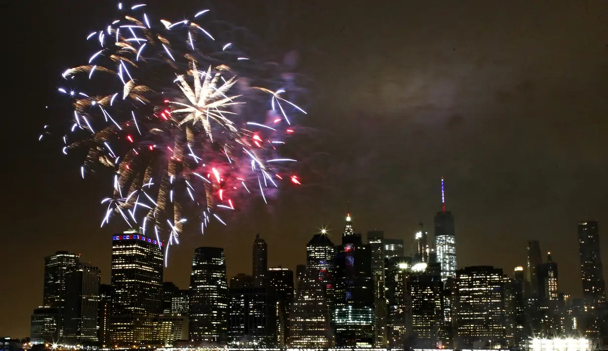 Warna-warni pesta kembang api menghiasi langit Manhattan, New York, saat perayaan hari kemerdekaan Amerika Serikat (AS) , Senin (4/7). AS merayakan hari ulang tahun kemerdekaan yang ke-240 dari Inggris. (KENA Betancur/AFP)