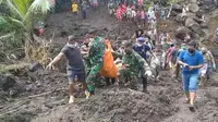 Tim SAR gabungan, sedang mengevakuasi korban banjir bandang di Kabupaten Ngada, Provinsi Nusa Tenggara Timur (NTT). (Foto Istimewa)