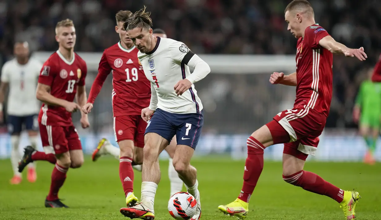 Gelandang Inggris Jack Grealish berebut bola dengan bek Hongaria Attila Szalai pada lanjutan Kualifikasi Piala Dunia 2022 Zona Eropa Grup I di Stadion Wembley, London, Rabu (13/10/2021) dini hari WIB. Inggris harus puas bermain imbang 1-1 saat menjamu Hongaria. (AP Photo/Kirsty Wigglesworth)
