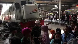 Kereta Petugas menertibkan sejumlah orang saat kejadian terjadi di Stasiun Kota, Jakarta, Jumat (26/12/2014). (Liputan6.com/Faizal Fanani)