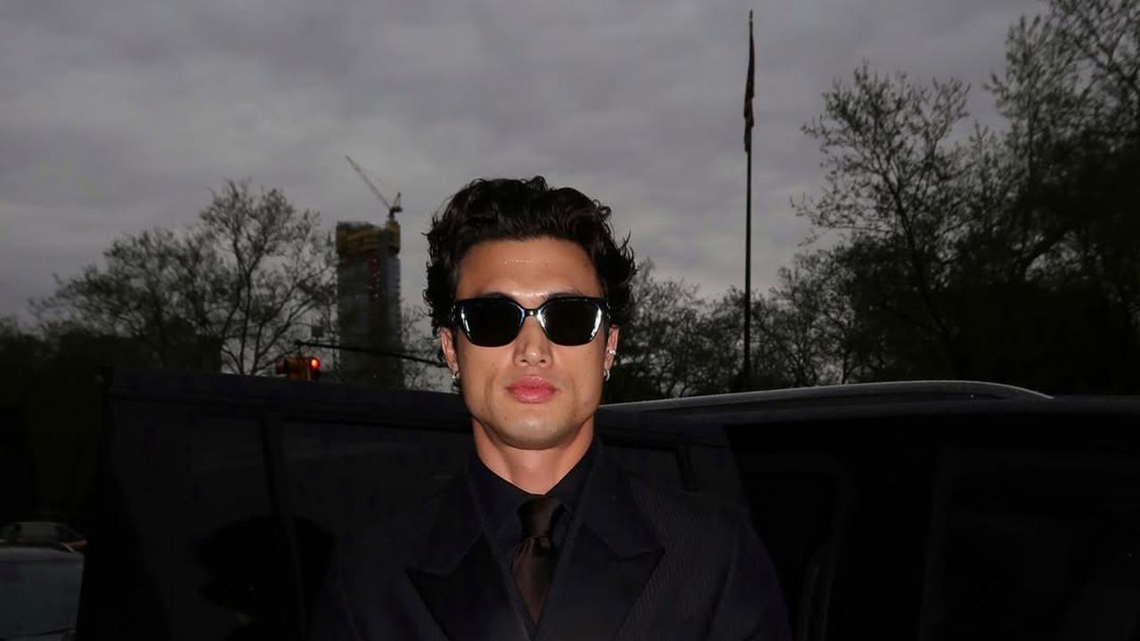 Potret Charles Melton yang Jadi Model Video Klip Lagu Jennie 'Love Hangover'