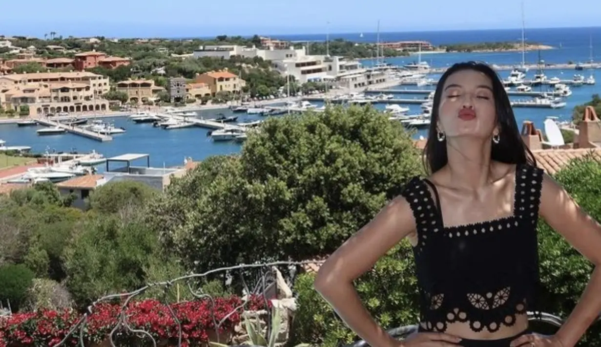 Ia juga tampil dalam balutan dress hitam yang begitu memikat. [Foto: Instagram, Raline Shah]