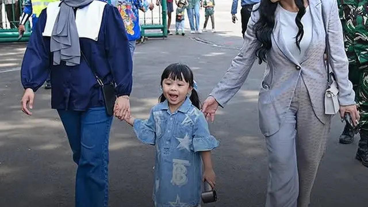 6 Potret Gaya Dua Anak Aurel Hermansyah saat Dimomong Krisdayanti Keliling Jakarta, Ameena Kenakan Dress Rp10 jutaan saat Naik MRT