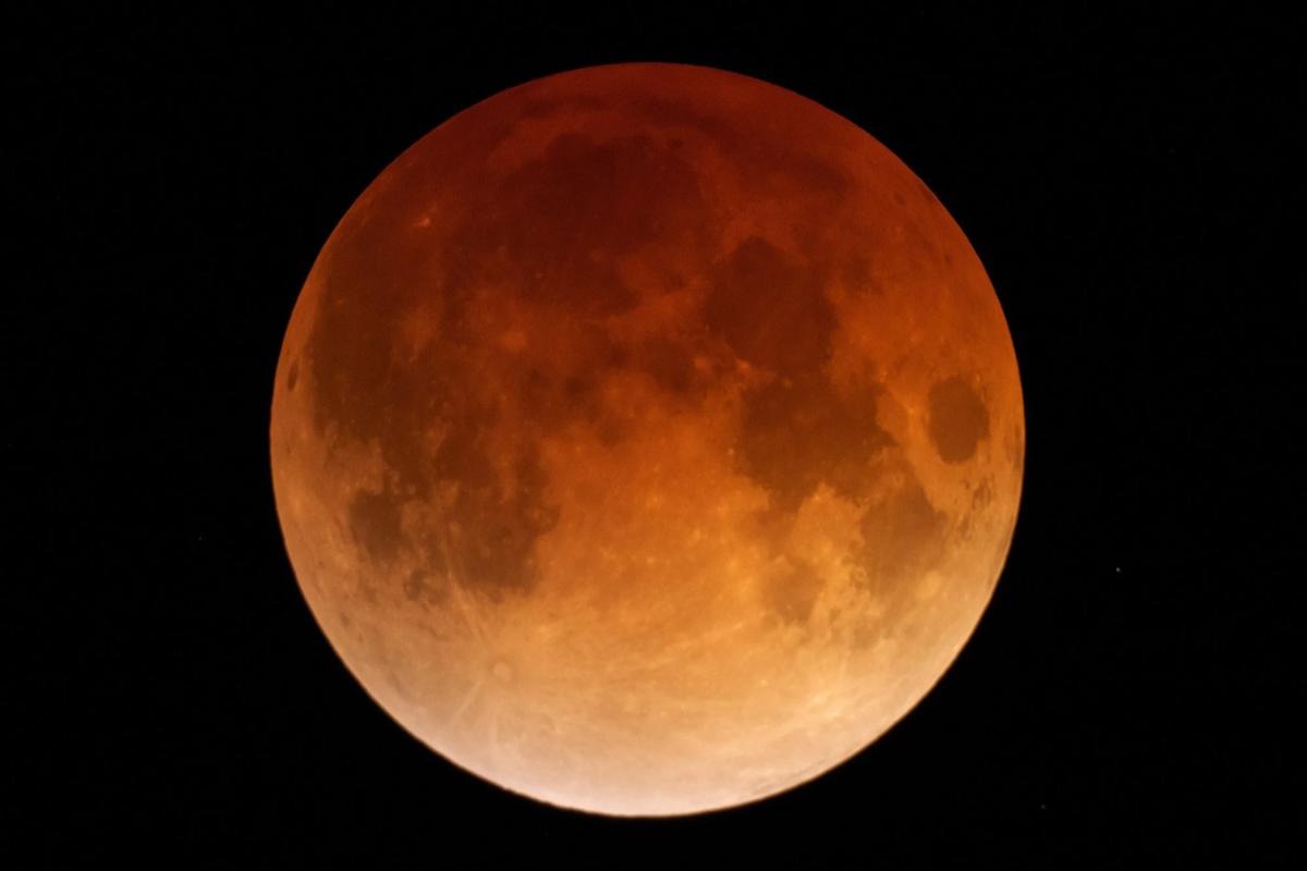FOTO: Gerhana Bulan Total Hiasi Langit Dunia dengan Fenomena Bulan Darah