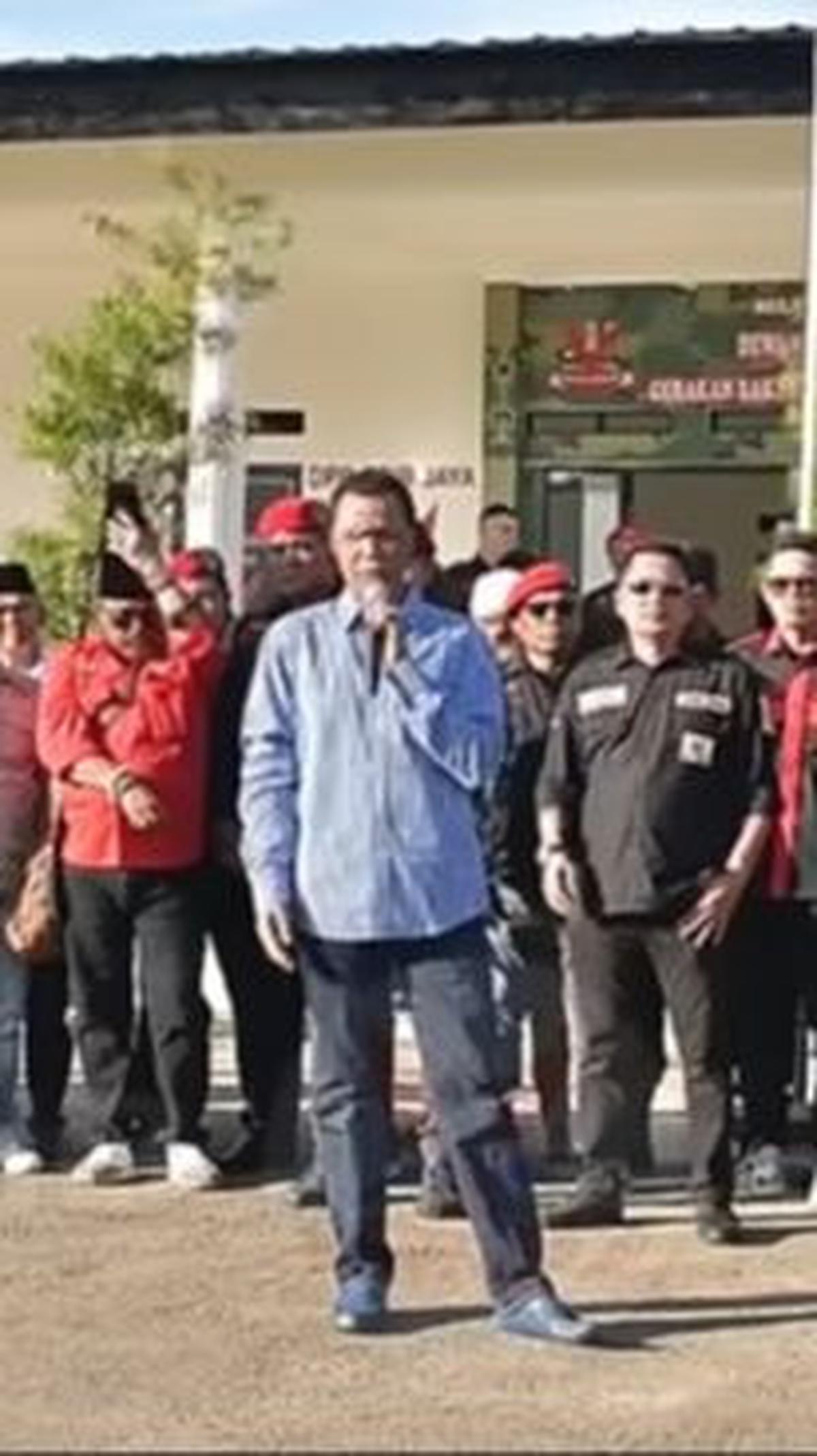 "Pak Jokowi itu Presiden orangnya kurus tapi bekerja keras, enggak ada yang lawan nah itulah seorang Jokowi," tambahnya.