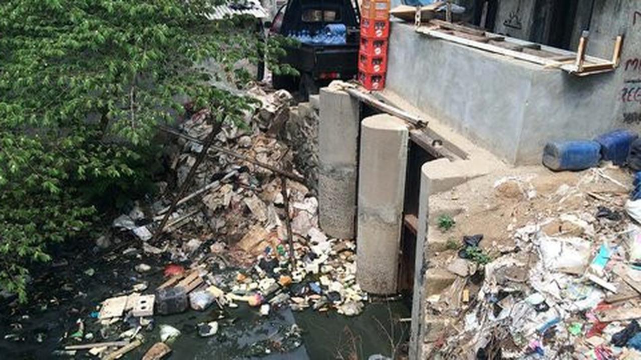 Musim hujan tiba, sampah menumpuk di pintu air Muara Angke