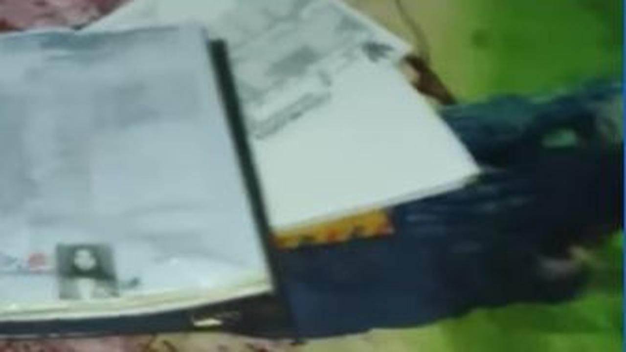 Ia menangis dan berteriak histeris saat melihat ijazahnya sudah terendam air banjir.<br>