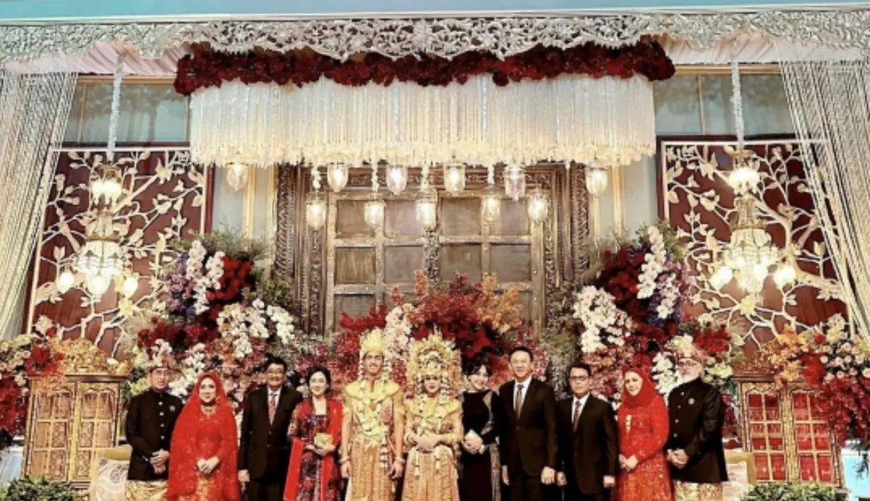 Pada kesempatan ini, gaya klasik menjadi benang merah penampilannya.  [Foto: Instagram/ @btpnd]