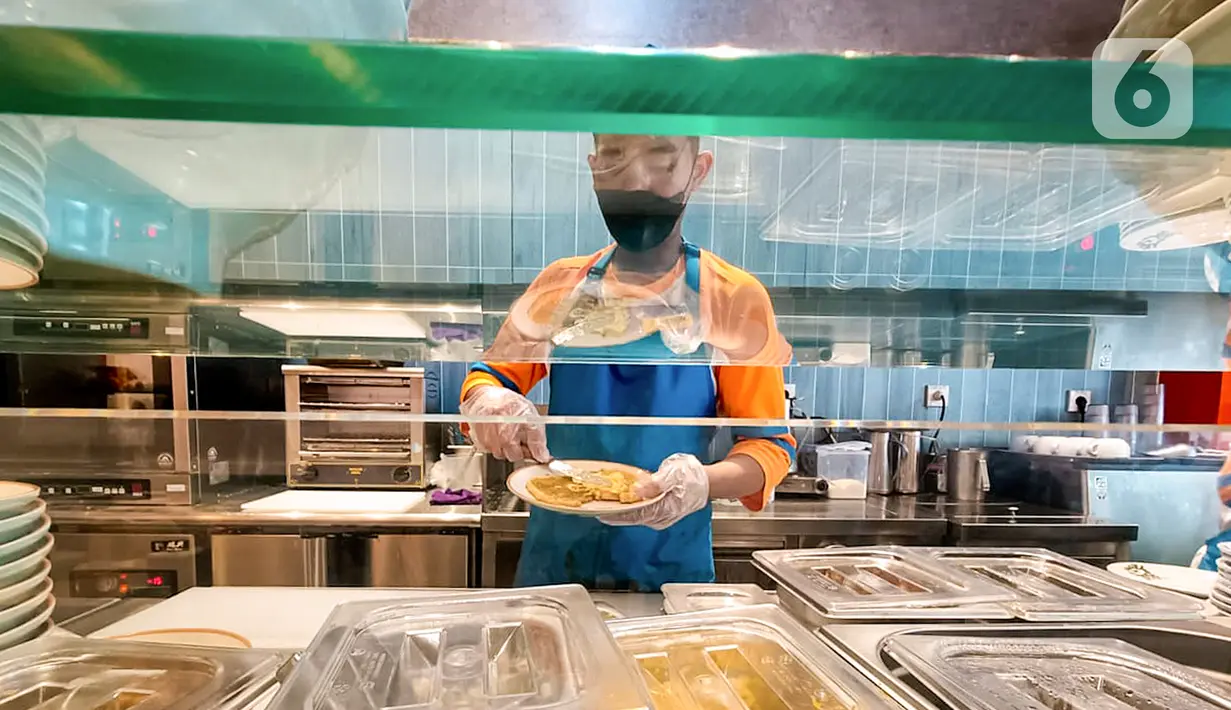 Juru masak membuat menu Heavenly Wang khas Kopitiam di Summarecon Mall Serpong, Tangerang (28/05/2022). Kopitiam yang berdiri pada tahun 1953 di jalan Bugis Street, Singapura memberikan konsep local-styled Kopitiam dengan interior yang lebih cerah untuk menarik market muda mudi di Indonesia. (Liputan6.com/Fery Pradolo)
