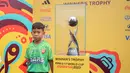 Warga Solo juga bisa berfoto bersama trofi Piala Dunia U-17 yang dipamerkan di Pura Mangkunegaraan, depan Gedung Kavallerie-Artillerie, Solo, Minggu (5/11/2023). (Bola.com/Radifa Arsa)