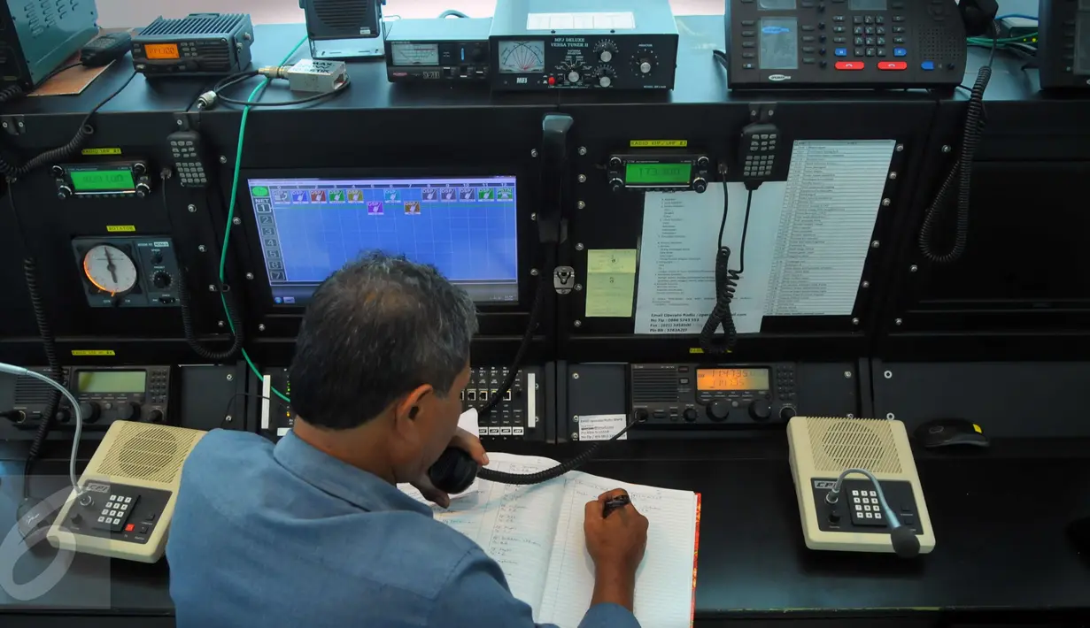 Petugas BNBP memonitoring lewat satelit kondisi gempa 5,2 SR yang mengguncang Malang, Jatim, pukul 13.09 WIB, di Jakarta, Rabu (3/2). Kepala Humas BNPB, Sutopo Purwo Nugroho mengatakan, gempa tersebut tidak berpotensi tsunami. (Liputan6.com/Faisal R Syam)