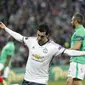 Selebrasi gelandang Manchester United (MU) Henrikh Mkhitaryan usai mencetak gol ke gawang Saint-Etienne. (AP Photo/Laurent Cipriani)