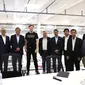Pendiri SpaceX dan Tesla Elon Musk (kaus hitam) foto bersama dengan Menko Kemaritiman dan Investasi Luhut Binsar Pandjaitan (kelima kiri), Duta Besar Indonesia untuk AS Rosan Roeslani (keempat kiri), Ketua Dewan Pertimbangan Kadin Anindya Novyan Bakrie (keempat kanan) dan para pengusaha Indonesia pada kunjungan kerja ke pabrik Tesla terbesar di Giga Factory Texas Amerika Serikat, Selasa (26/4/2022).  (Liputan6.com/HO/Kadin) 
