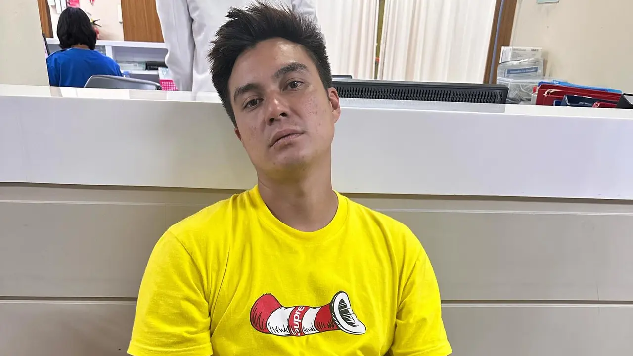 Baim Wong Terduduk Lemas Sambil Diinfus di Kursi Rumah Sakit Gara-Gara UGD Penuh