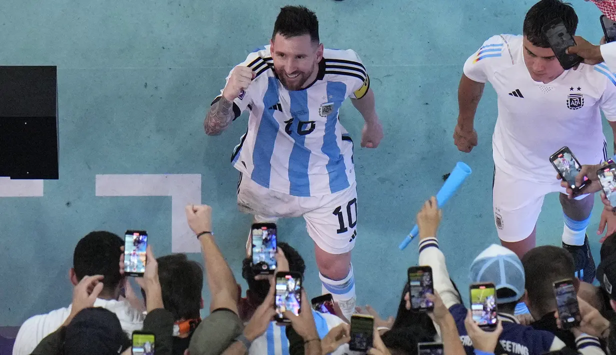 Penyerang Argentina Lionel Messi berselebrasi setelah mengalahkan Belanda pada babak perempat final Piala Dunia 2022 di Lusail Iconic Stadium, Sabtu (10/12/2022) dinihari WIB. Argentina harus melalui drama adu penalti saat menghadapi Belanda.  (AP Photo/Hassan Ammar